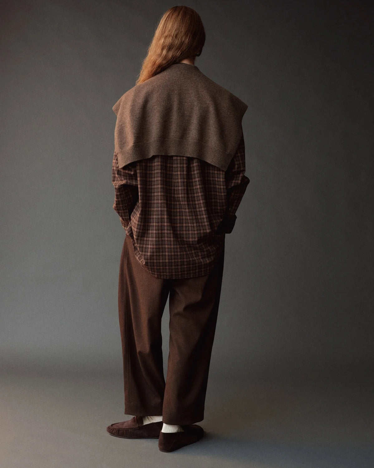 oversized brown plaid shirt on model wearing brown pants from back