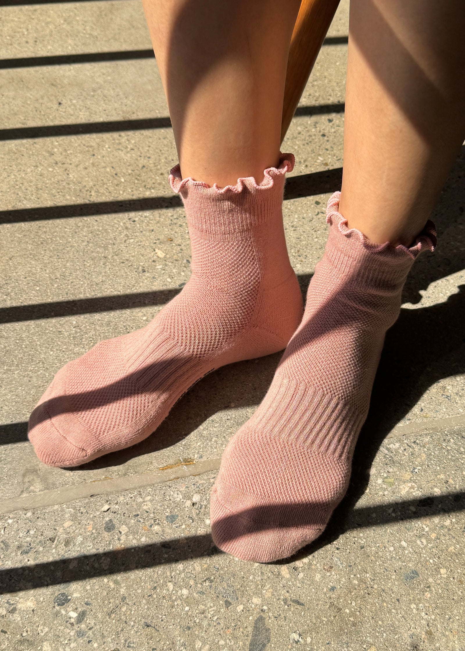 Le Bon Shoppe Ruffled Hugger Crew Socks  – Vintage Pink/Black