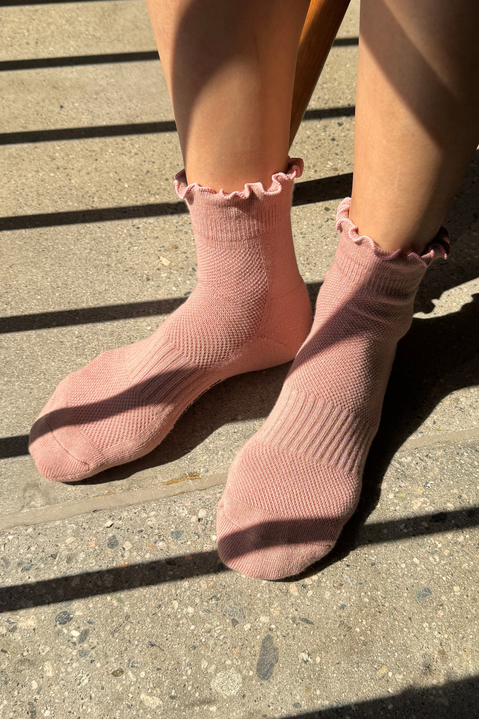 Le Bon Shoppe Ruffled Hugger Crew Socks  – Vintage Pink/Black