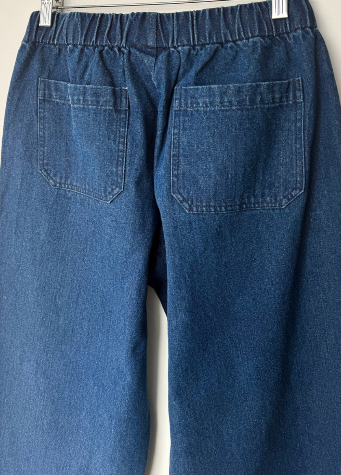 back pockets of elastic waist jeans