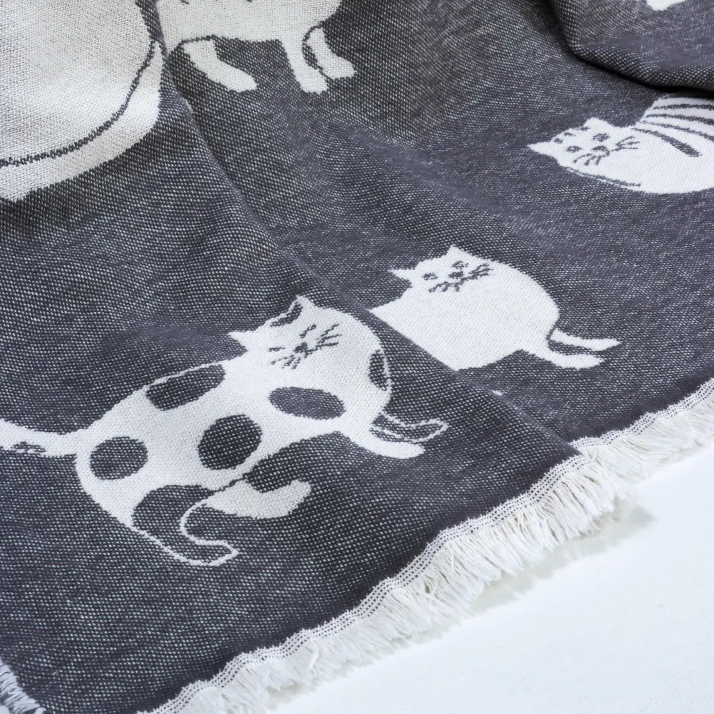 Cozy Kitties // 100% Cotton Throw // Black